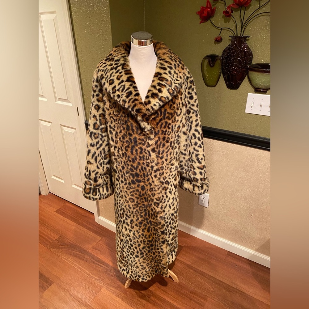 Beautiful Pamela McCoy leopard faux fur coat size small.